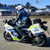Así se las gasta la policía de Finlandia: Patrullando a 300 km/h en una Kawasaki Ninja H2 que parece un PC con ruedas