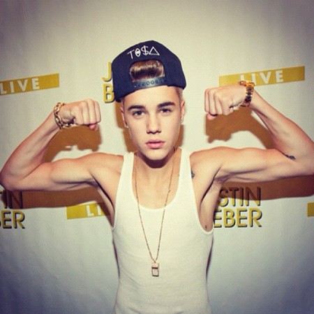 Justin Bieber ahora va de cachas por la vida... ¡puff!, perdona que me ría