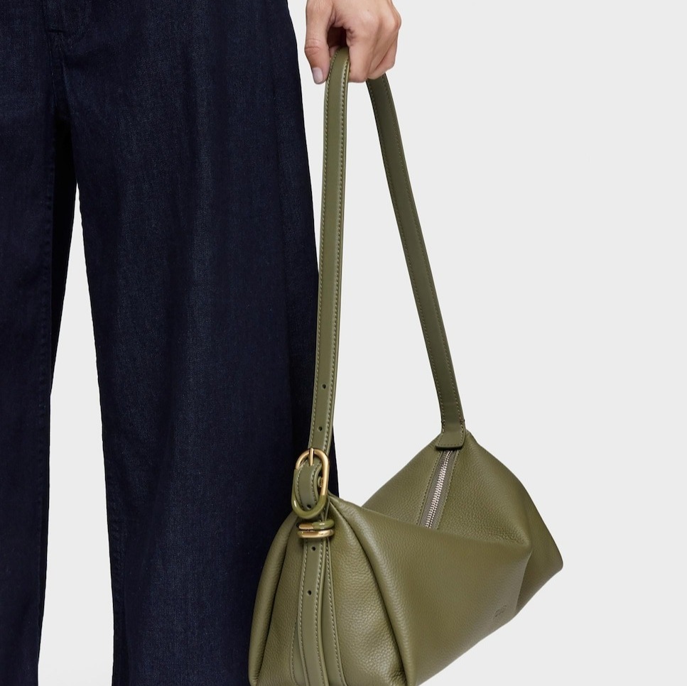 Tous
Bolso bandolera con cierre de cremallera y asa larga ajustable