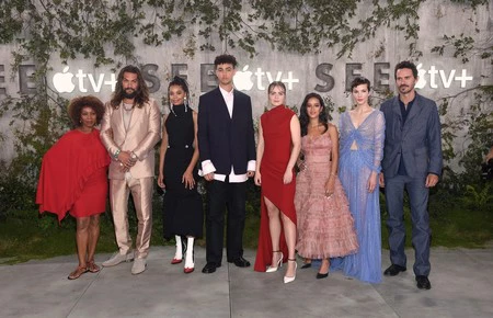 左から右へ、主人公:アルフレ・ウッダード、ジェイソン・モモア、ネスタ・クーパー、アーチー・マデクウェ、ヘラ・ヒルマー、ヤディラ・ゲバラ=プリプ、シルビア・フックス、クリスチャン・カマルゴ。