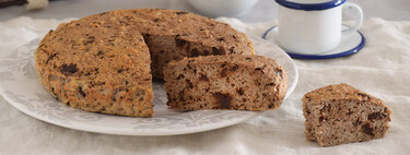 El bizcocho más fácil y rico en proteínas que puedes preparar para un desayuno sin azúcar, lleva avena y sólo cinco ingredientes más 