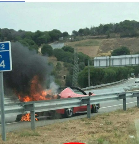 Dolorpasión™: Es un Ferrari 458 Spider siendo consumido por las llamas