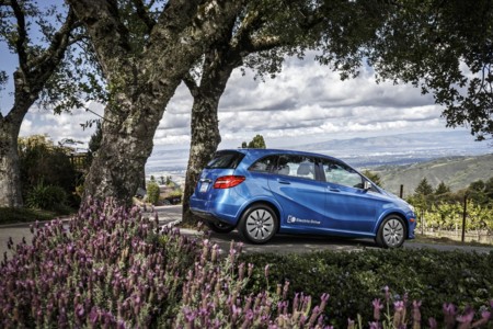 El jefe de Daimler, Dieter Zetsche, apunta que los eléctricos serán competitivos cuando las baterías ronden los 100 euros/kWh