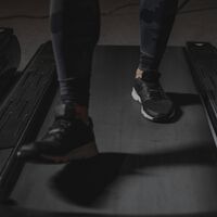 Decathlon arrasa con la cinta de correr plegable más completa y que menos ocupa, para tener un gym en casa