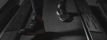 Decathlon arrasa con la cinta de correr plegable con inclinación ajustable para montarse el gimnasio en casa