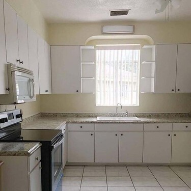 Esta cocina era fea como un dolor de muelas: así se ha transformado de forma radical en un espacio lleno elegante y de diseño  