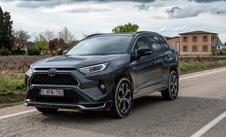 Nuevo Toyota RAV4 Plug-in: la versión más potente de la historia del SUV es 12.000 euros más cara que el híbrido