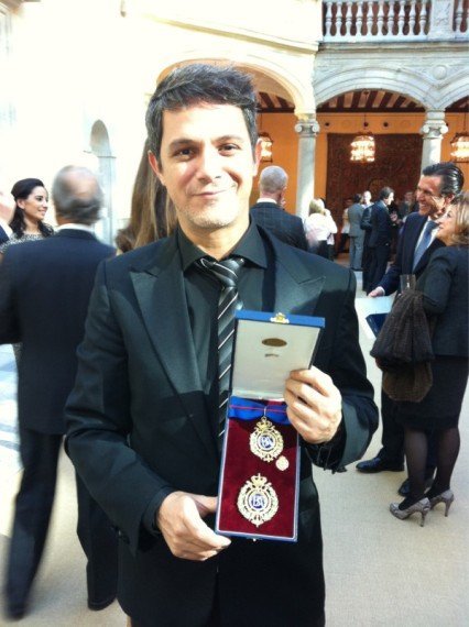 Alejandro Sanz, el <em>men in black</em> más real de toda España