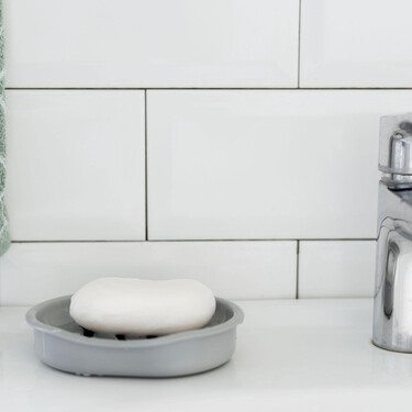 El truco de experta para  limpiar: "El papel de horno es infalible para limpiar la cal del baño o para planchar con seguridad"