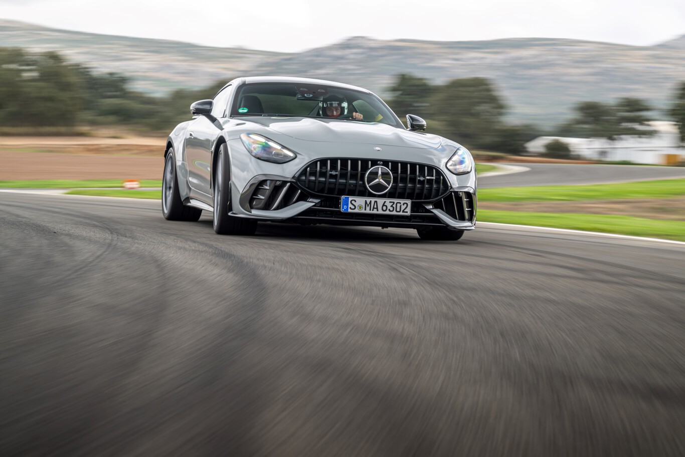 Probamos el Mercedes-AMG GT 63 PRO 4MATIC+ en el Circuito de Ascari bajo la lluvia: un V8 biturbo de 612 CV delicioso en carretera y bestial en pista