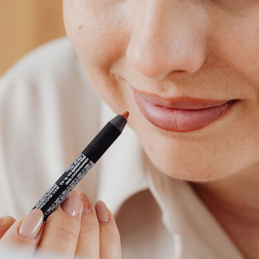Los labios parecerán más gorditos y se verán rejuvenecidos si los perfilas de esta forma tan sencilla
