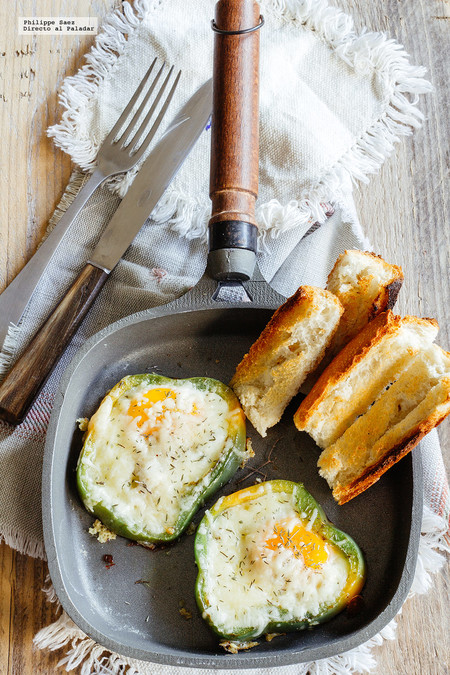 Huevos estrellados en pimiento. Receta para el desayuno