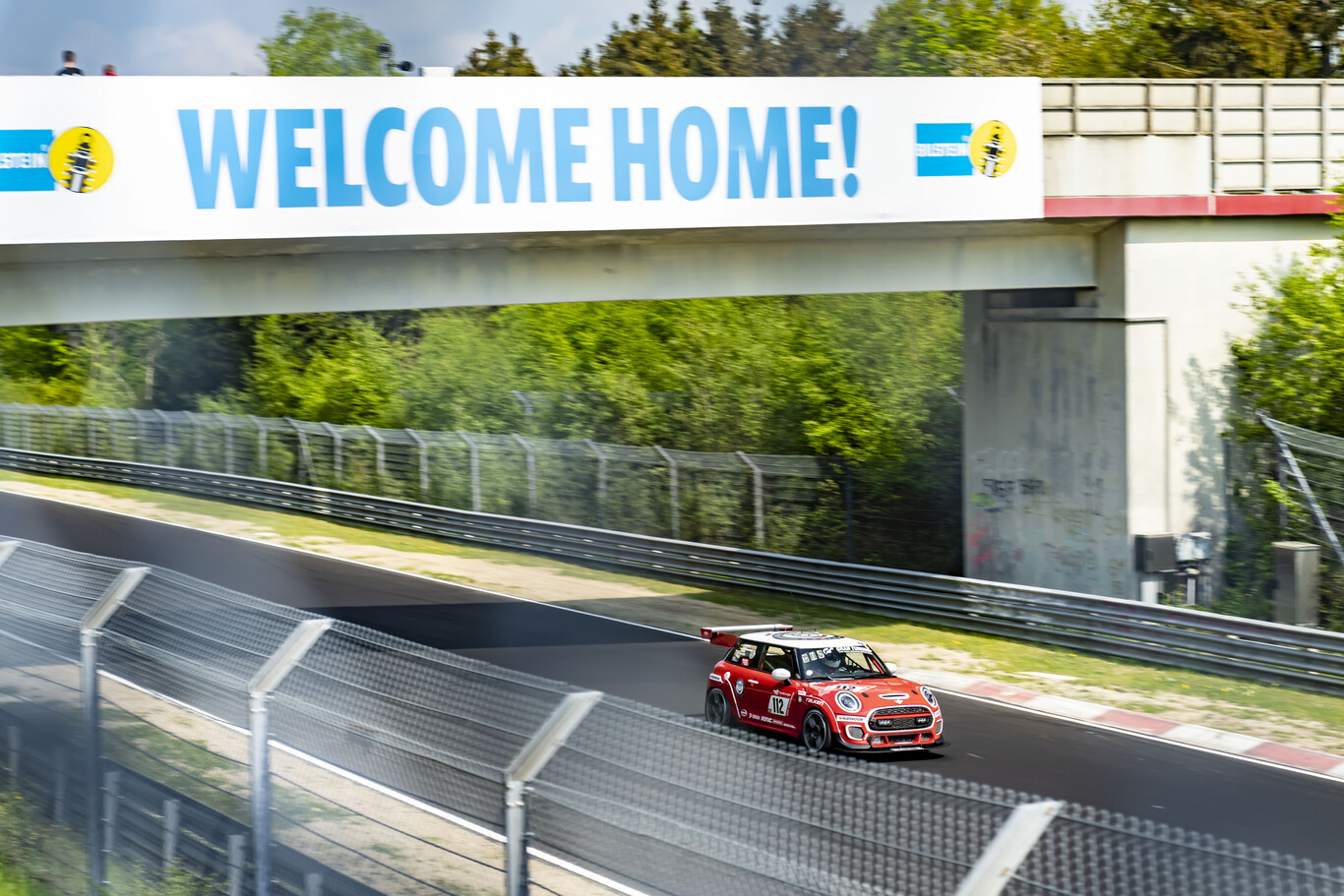 Hemos estado con MINI en su regreso a las 24 Horas de Nürburgring, en una carrera tan dura como épica