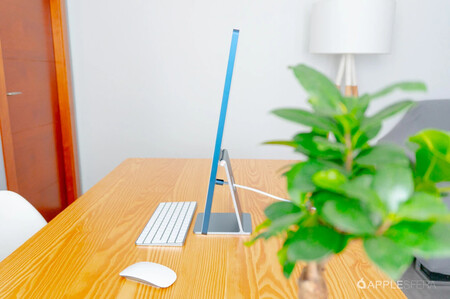 iMac M1 sobre la mesa para fotografía de análisis