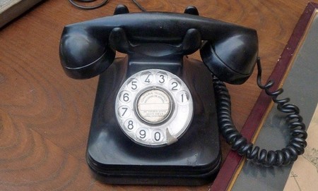 La Comisión Nacional de Energía pide teléfonos de atención al consumidor gratuitos