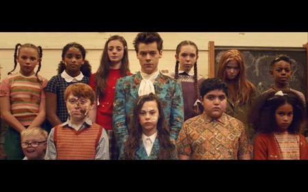 Harry Styles repite fórmula y viste de Gucci en su nuevo video 'Kiwi'