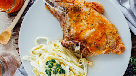 Chuletas de cerdo en salsa de chile chipotle. Receta fácil