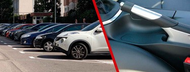 En Sevilla es imposible aparcar: no cabe un coche más. La solución de los vecinos es aparcar en doble fila y sin freno de mano