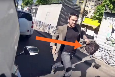 Be a hero, versión ucraniana. El motorista que sale corriendo tras el ladrón