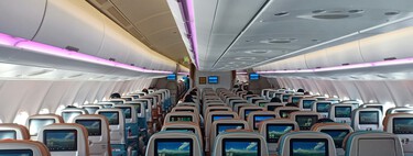 Los triángulos sobre la ventanilla del avión no están de adorno: son una forma rápida de comprobar que el vuelo va bien 