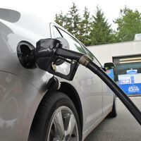 Cuando el precio del petróleo sube, lo que pagas en la gasolinera también. Cuando baja la historia es muy distinta