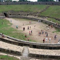 En Italia alguien construyó un anfiteatro romano "fake". Acabó con visitantes pagando 40€ convencidos de que era original