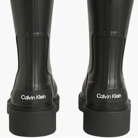 Ya tenemos botas para la lluvia y no son de Decathlon: este modelo Calvin Klein cuesta lo mismo y nos encanta 