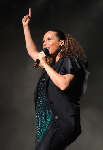 Alicia Keys se cae de culo en el escenario del Essence Music Festival