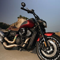 Aprecia a la Harley-Indianson. Una copia china mitad Harley mitad Indian que es amorfa pero que da el pego