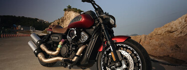 Aprecia a la Harley-Indianson. Una copia china mitad Harley mitad Indian que es amorfa pero que da el pego