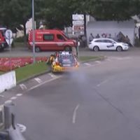 Incidente surrealista en el WTCC. Tom Coronel se sale de pista y choca contra un coche de bomberos