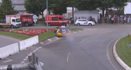 Incidente surrealista en el WTCC. Tom Coronel se sale de pista y choca contra un coche de bomberos