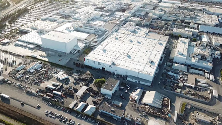 Tesla reinicia la producción de autos aunque lo tenga prohibido, Musk advierte que podría mudar la planta a otro estado