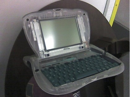 Las fotos de un prototipo eMate de carcasa transparente, en flickr