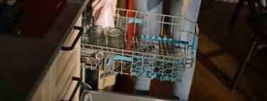 Seis motivos frecuentes por los que tus platos, vasos y cubiertos salen con mal olor del lavavajillas 