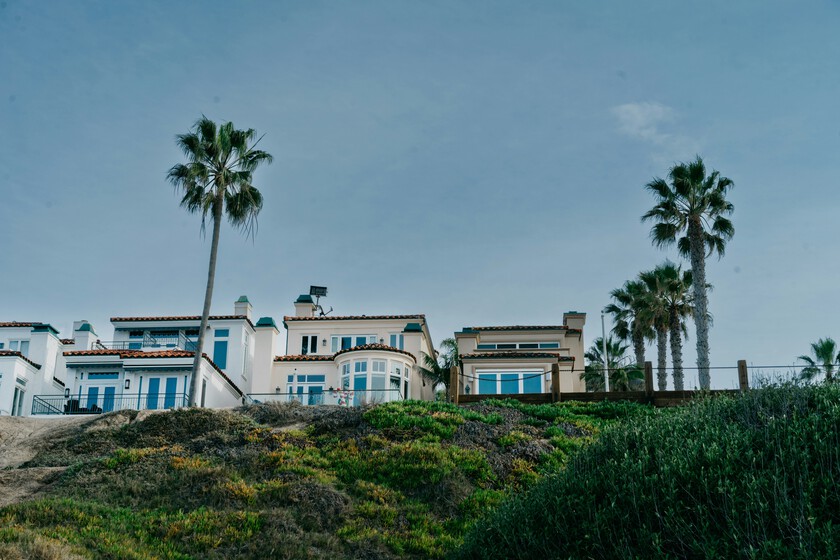 Un empresario construyó una mega mansión sin permiso: los vecinos han conseguido que el ayuntamiento la derribe