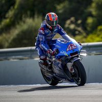 Álex Rins tiene una fractura-luxación en el hombro, ha sido trasladado a hospital y será difícil que corra la carrera