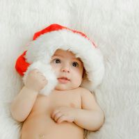 12 bonitas ideas para hacer fotos de tu bebé en su primera Navidad 