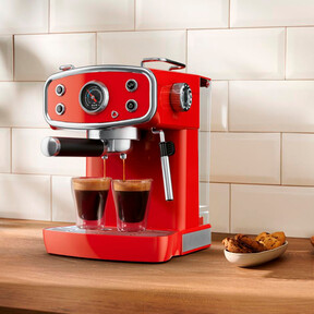 Lidl estrena una cafetera exprés estilo retro color rojo por 54,99 euros equipada con manómetro y espumador de leche 