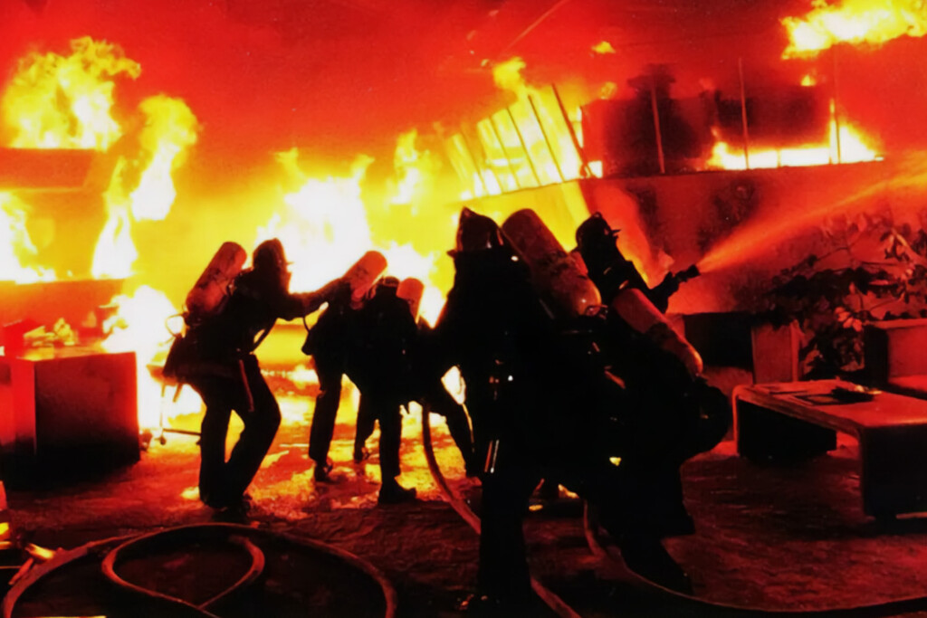 Para combatir el frío están los que se gastan una pasta en aerotermia y los que se ponen El Coloso en Llamas. En ambos casos tienen razón. Noticias en tiempo real