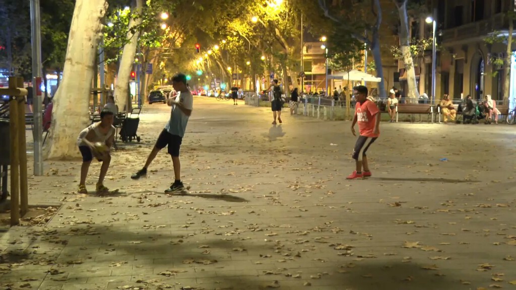 En Barcelona los chavales están volviendo a jugar al fútbol en las nuevas calles peatonalizadas. Y los viejos y los comercios se están quejando