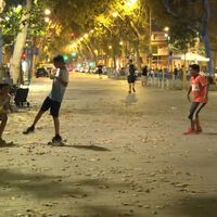 En Barcelona los chavales están volviendo a jugar al fútbol en las nuevas calles peatonalizadas. Y los viejos y los comercios se están quejando