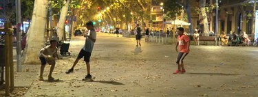 En Barcelona los chavales están volviendo a jugar al fútbol en las nuevas calles peatonalizadas. Y los viejos y los comercios se están quejando