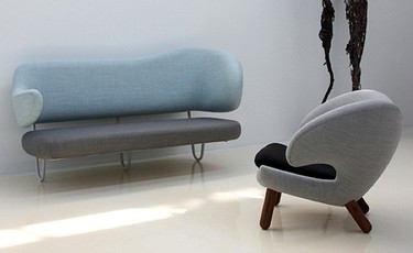 Un sofá anclado en la pared