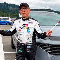 El Presidente de Toyota recibe con banderas de Nissan al SUV que acaba de lanzar en Japón: una muestra de sana competencia 