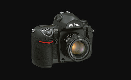 Aunque parezca mentira, Nikon está retirando del mercado algunos modelos de la Nikon F6, su última réflex de película de 35 mm