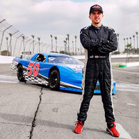 "Malcolm el de en medio" vuelve, pero ahora a las pistas como piloto de NASCAR