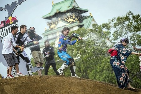  red-bull-x-fighters-osaka-podio