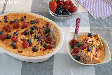 Soufflé de avena, leche de coco y frutos rojos: receta para un desayuno o merienda (o postre) saludable