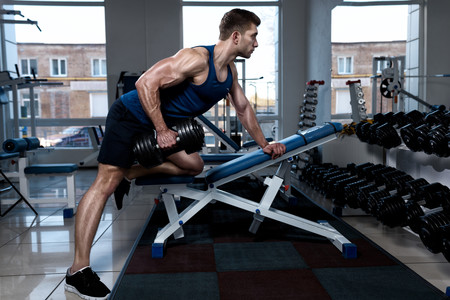 Remo a una mano con mancuerna